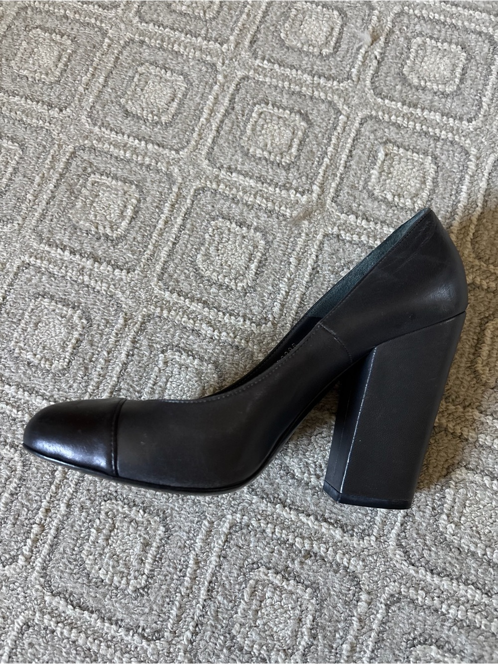 Chanel Black Leather Cap-Toe Pumps – Size 39 - Picture 3 of 4